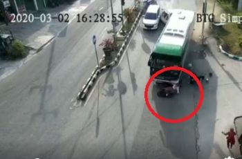 Merinding! Detik-detik Bus Seruduk Motor dan Mobil, Pemotor Nyaris Digilas