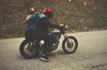 Ternyata Ini Fungsi Tambahan Jaket Hoodie Pemotor, Bikin Praktis Tapi Rambut Jadi Amis