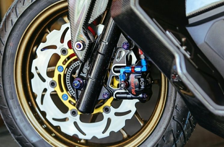 Modifikasi Honda ADV150 dengan gaya racing.[motorcycle.boxzaracing.com]