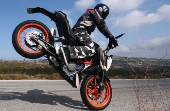 Udah Cakep-cakep Lakukan Aksi Stoppie, Endingnya Bikin Kaget