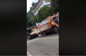 Menegangkan! Aksi Truk Saling 'Ganjal' Di Tanjakan Curam