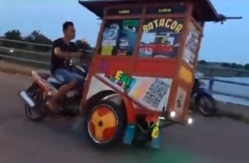 Gerobak Batagor Bermesin Motor Ini Goyang Oleng di Jalan, Malah Panen Cibir