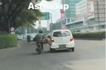 Aksi Pemotor Ini Bikin Mael Lee Geleng-geleng Kepala, Kuat Banget Yak!