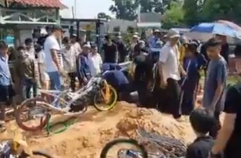 Penuh Suara Geberan Motor, Prosesi Pemakaman yang Viral Ini Bikin Salfok