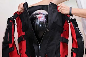 Anti Mainstream, Jaket Ini Bisa Jadi Tas Pembawa Helm