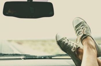 Efek Ngeri Kalau Selonjoran Kaki di Atas Dashboard Mobil, Bikin Merinding!