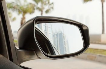 Reaksi Pemobil Ketika Kaca Spion Pecah Ditabrak Pemotor Bikin Salut, Top!