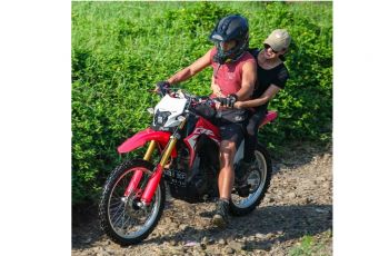 Momen Mesra Ibnu Jamil dan Ririn Ekawati di Atas Motor Trail, So Sweet!!