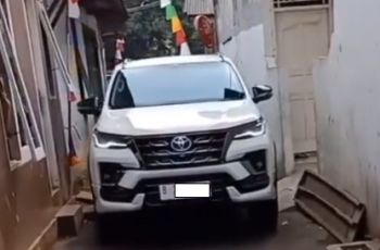 Toyota Fortuner Bau Dealer Masuk Gang Sempit, Warganet Serbu Kolom Komentar