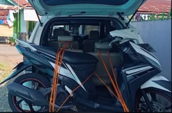Bikin Melongo, Daihatsu Xenia Dipakai untuk Angkut Motor Matik