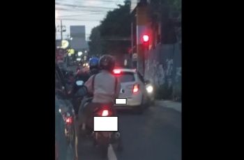 Ulah Barbar Sopir Daihatsu Ayla di Jalan, Lawan Arah Hingga Tutup Akses Pemotor dan Pemobil
