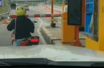 Bingung Portal Tol Tak Bisa Dibuka, Emak-emak Naik Motor Hanya Bisa Pasrah