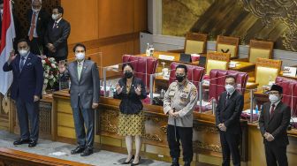 Ketua DPR Puan Maharani (ketiga kiri) bersama Wakil Ketua DPR Rachmat Gobel (kiri), Aziz Syamsuddin (kedua kiri), Sufmi Dasco Ahmad (kedua kanan), Muhaimin Iskandar (kanan) serta Calon Kapolri Komjen Pol Listyo Sigit Prabowo (ketiga kanan) berfoto bersama usai sidang paripurna di kompleks Parlemen, Jakarta, Kamis (21/1/2021). [ANTARA FOTO/Galih Pradipta]
