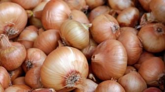 Viral Bawang Bombai Berkarung-karung Dibuang di Lereng Curam Batam, Ternyata...