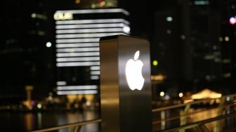 iPhone Fold Semakin Nyata, Dummy Putih Ungkap Desain HP Lipat Pertama Apple