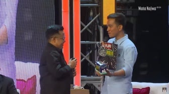 Cak Imin Hadiahi Gibran Kaus Bertulis 'Hidup Tak Semudah yang Kamu Kira', Respons Anies Disorot
