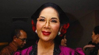 Edit Foto Titiek Puspa Berhijab, Instagram Arie Untung Diserbu Warganet