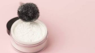 5 Bedak Tabur yang Bagus untuk Usia 30-an, Bikin Makeup Halus dan Tahan Lama