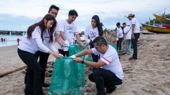 Komitmen Dukung ASRI, BRI Bersih-bersih di Pantai Kedonganan Bali
