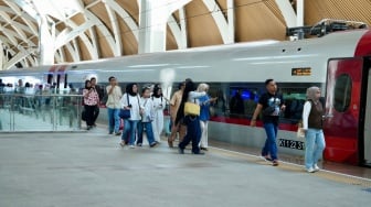 Gara-Gara Barang Tertinggal, Penumpang Tahan Pintu Whoosh hingga Kereta Telat Berangkat