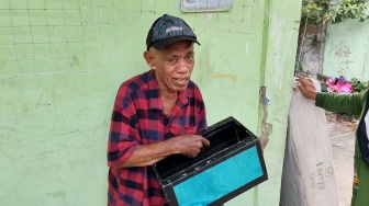 Senyum Semringah, Inilah Aksi Pak Tarno Tunjukkan Sulapnya