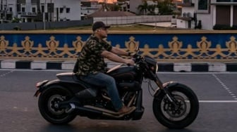 Ketua DPRD Kepri Naik Harley Davidson Rp645 Juta Tanpa Helm, Punya SIM Khusus?