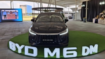Strategi Harga BYD M6 DM Demi Tekuk Toyota Veloz Hybrid di Segmen MPV Elektrifikasi