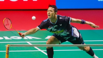Pebulu tangkis tunggal putra Indonesia Jonatan Christie saat melawan tunggal putra Jepang Yushi Tanaka pada babak 8 besar Polytron Indonesia Open 2026 di Istora Senayan, Jakarta, Jumat (5/6/2026). [Suara.com/Alfian Winanto]