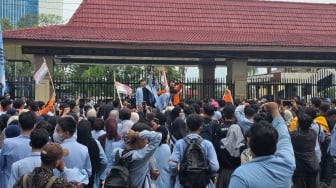 Sudah Berjam-jam Bertahan, Mahasiswa Terus Berorasi soal BBM hingga MBG di DPRD