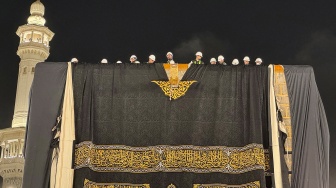 Momen Sakral Penggantian Kiswah Ka'bah di Masjidil Haram