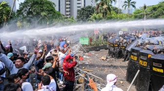 Petugas kepolisian menyemprotkan water canon ke massa yang menolak proses eksekusi pengosongan lahan kawasan eks Hotel Sultan di Blok 15 Gelora Bung Karno, Senayan Jakarta, Kamis (18/6/2026). [ANTARA FOTO/Asprilla Dwi Adha/foc]