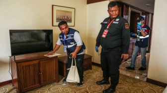 Petugas inventaris mencatat barang-barang yang berada di dalam kamar saat eksekusi pengosongan lahan kawasan eks Hotel Sultan di Blok 15 Gelora Bung Karno, Senayan Jakarta, Kamis (18/6/2026). [ANTARA FOTO/Asprilla Dwi Adha/foc]