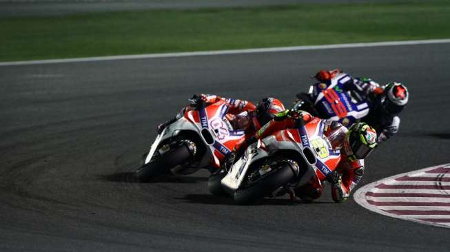 Pebalap Ducati, Andrea Iannone, berada di depan rekan setimnya, Andrea Dovizioso, dan Jorge Lorenzo (Movistar Yamaha) saat seri perdana di Sirkuit Losail, Qatar, sebelum terjauh di putaran keenam [Shutterstock]