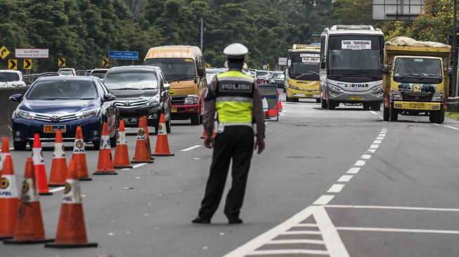 Polisi Lalu Lintas mengalihkan arus lalu lintas di jalan Tol Cipularang khusus untuk kendaraan-kendaraan besar di Gerbang Tol Cikamuning, Kabupaten Bandung Barat, Jawa Barat, Sabtu (24/12).