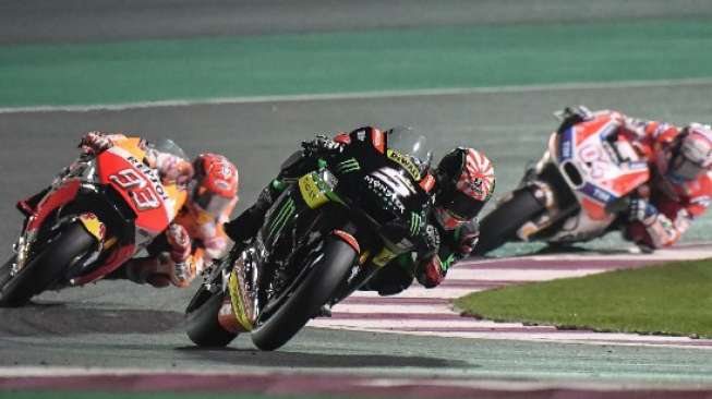 Pebalap Yamah Tech 3, Johann Zarco, memimpin balapan sebelum terjatuh pada lap ketujuh di seri pembuka MotoGP 2017 di Sirkuit Losail, Qatar, (26/3). [Twitter@YamahaMotorFr]