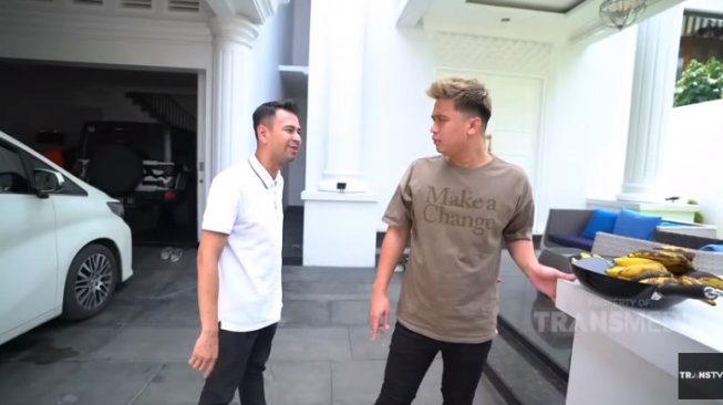 Koleksi mobil Iis Dahlia. (YouTube/TransTV Official)