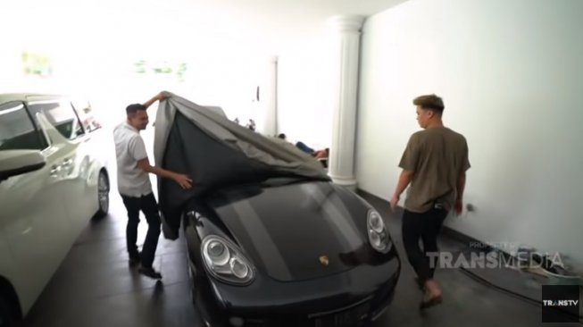 Koleksi mobil Iis Dahlia. (YouTube/TransTV Official)