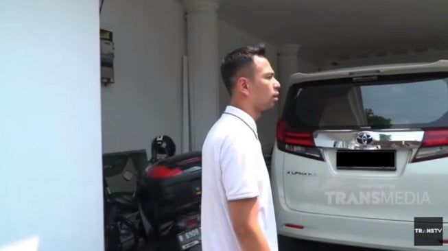 Koleksi mobil Iis Dahlia. (YouTube/TransTV Official)