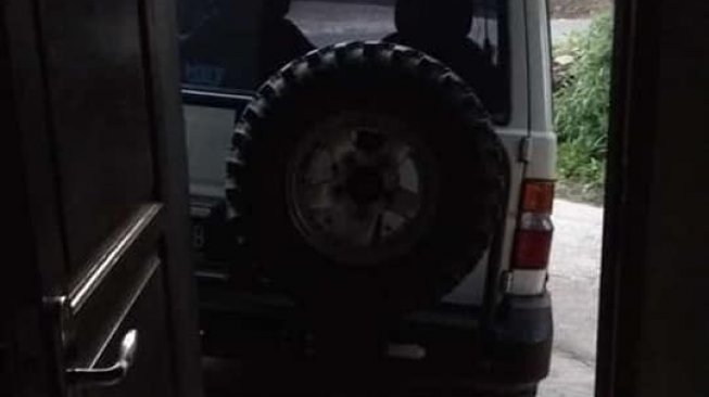 Viral mobil parkir asal-asalan. (Facebook/‎Saridhin Dhin‎)