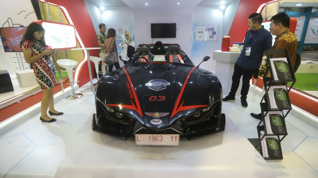 Pengunjung mengamati mobil listrik dalam Indonesia Electric Motor Show 2019 di Balai Martini, Jakarta, Rabu (4/9). [Suara.com/Arya Manggala]