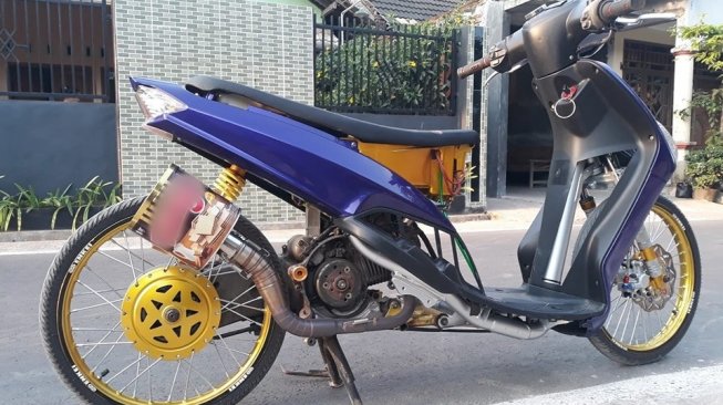 Knalpot motor dari kaleng biskuit. (Facebook/Yuzup Dwi Yulianto)