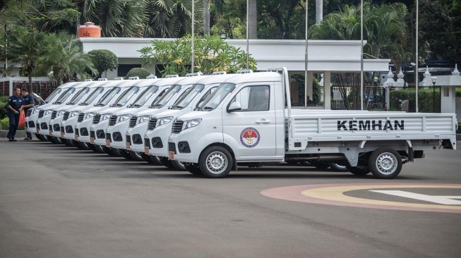Mobil Esemka tipe Bima 1.3 di Lapangan Apel Bhinneka Tunggal Ika, Kementerian Pertahanan, Jakarta, Selasa (15/10). [ANTARA FOTO/Aprillio Akbar]