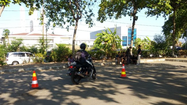 Test handling Royal Endfield Continental GT. (Suara.com/Iqbal Asaputra)