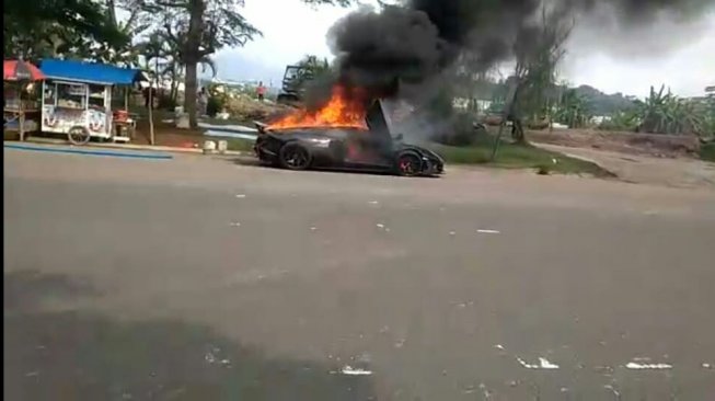 Lamborghini Aventador yang diduga milik aktor Raffi Ahmad terbakar di Sentul, Jawa Barat, Sabtu (19/10/2019). [Istimewa]