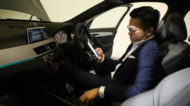 Tampilan mobil BMW The New X1 yang diluncurkan di Jakarta, Jumat (1/11). [Suara.com/Arya Manggala]