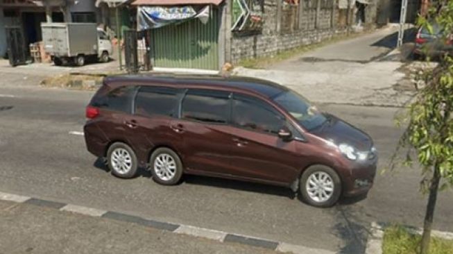 Deretan mobil yang dipaksa jadi limosin. (Facebook/Jaya Raya)