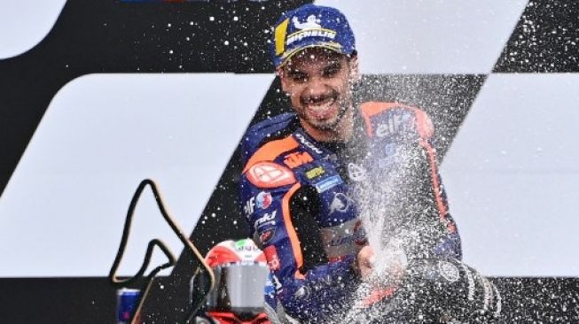 Pembalap Red Bull KTM Tech 3 Miguel Oliveira merayakan kemenangannya di podium setelah menjuarai MotoGP Styrian di sirkuit Red Bull Ring, Spielberg, Austria. Joe Klamar / AFP