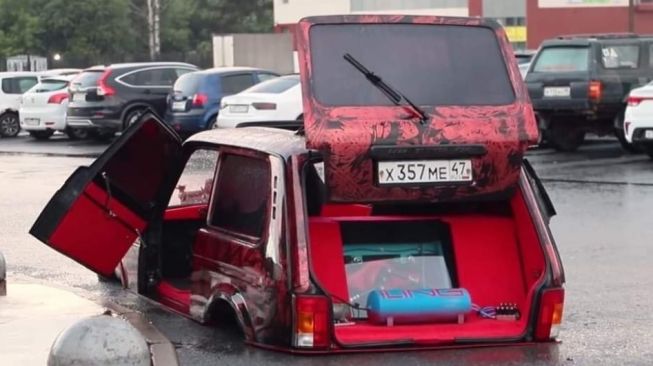 Tampilan belakang modifikasi mobil yang nyeleneh (Facebook)