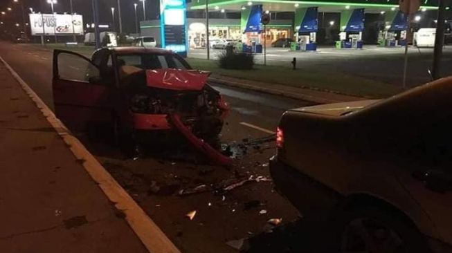 Bagian belakang Mercy tua tetap kokoh meski diseruduk mobil (Facebook)