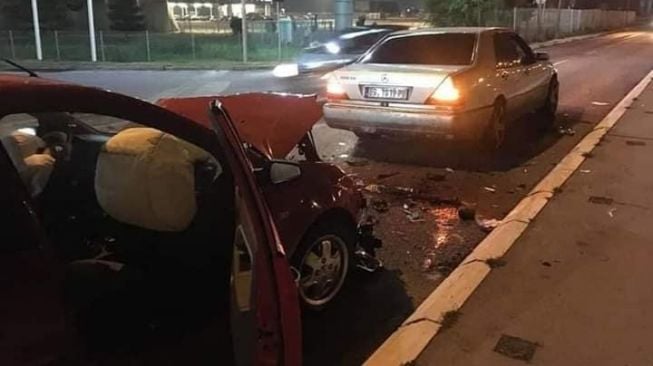 Bagian belakang Mercy tua tetap kokoh meski diseruduk mobil (Facebook)